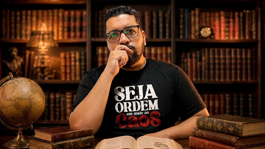 Paulo na biblioteca, com a camiseta Seja ordem em meio ao caos
